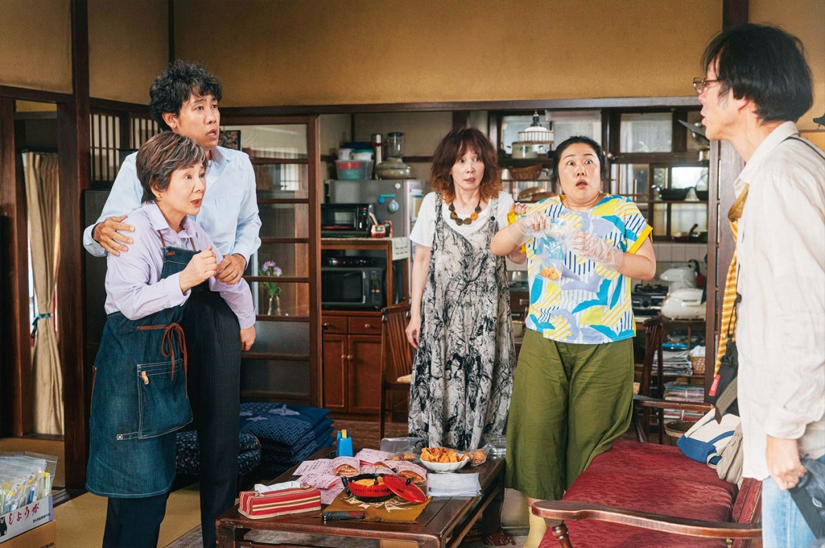 大泉洋がタジタジ顔！　映画『こんにちは、母さん』、会社に娘に母に翻弄され続ける“昭夫”大泉の新カット到着