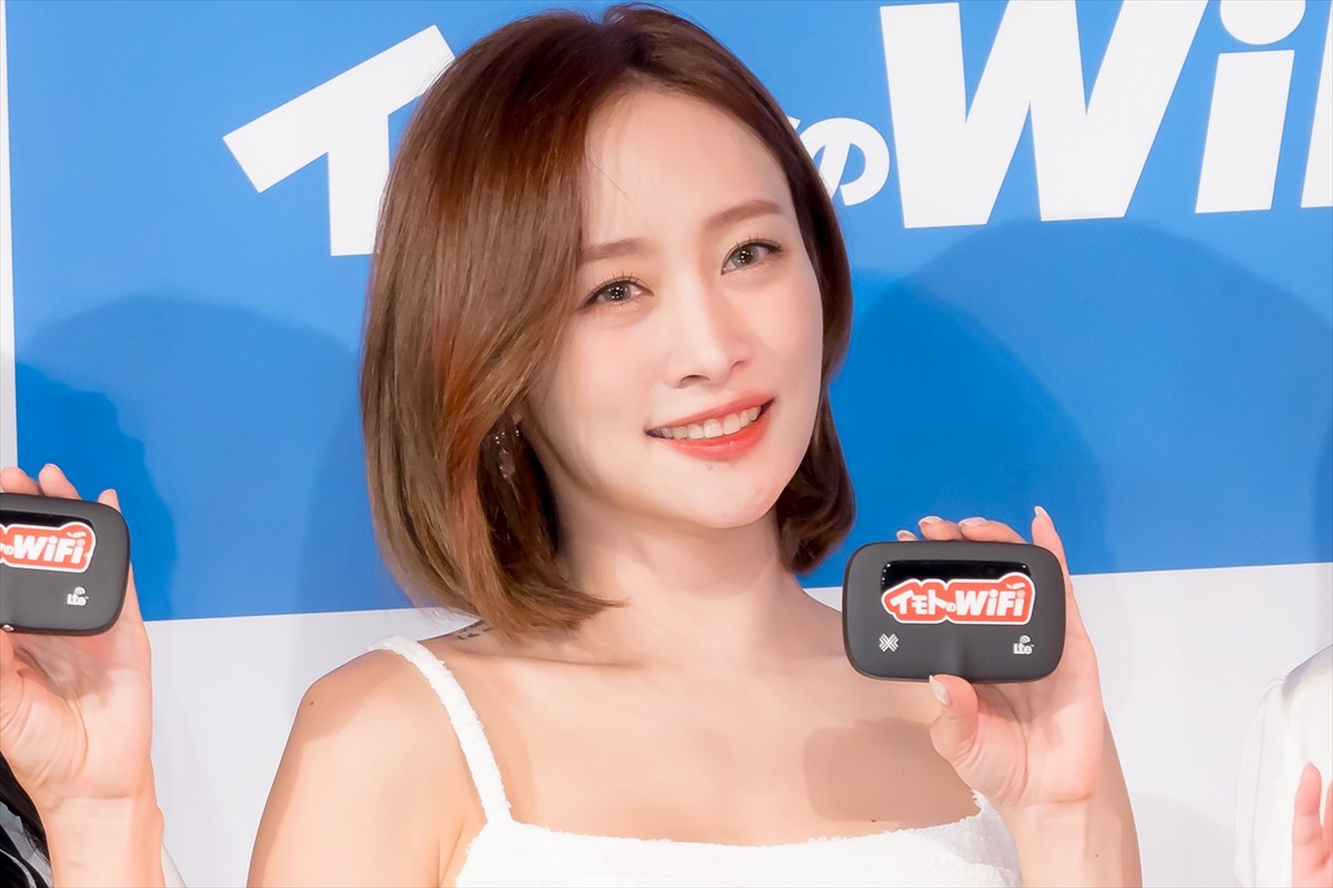 KARA、12年ぶりにリメイクされた「GO GO サマー！」のダンス生披露　ミニスカートで登場