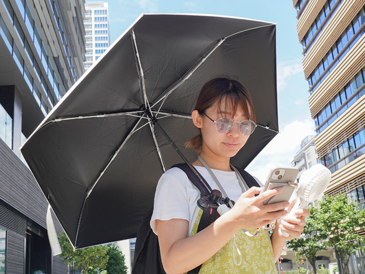 20230804_リュックに後付け「ちょっと傘持って手」