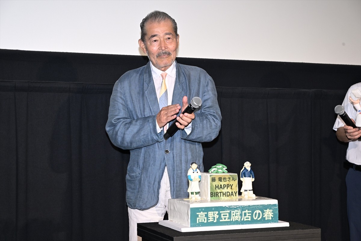 藤竜也、82歳を目前にした舞台挨拶は「贅沢の極み」　娘役の麻生久美子らが祝福