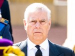 セックススキャンダルで公務引退の英アンドルー王子、ウィリアム皇太子夫妻と一緒の車で教会へ