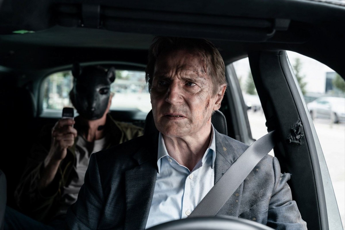 リーアム・ニーソンが爆弾を仕掛けられた“平凡な”ビジネスマンに！　映画『バッド・デイ・ドライブ』12.1日本公開