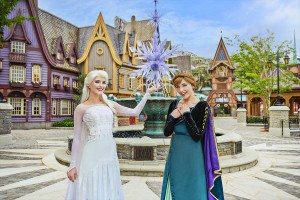 香港ディズニー、世界初＆最大規模の『アナ雪』エリア誕生へ！　エルサたちをリアルに再現したアトラクションも