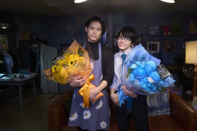 『ノッキンオン・ロックドドア』クランクアップを迎えた(左から)松村北斗、西畑大吾