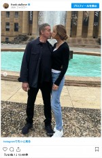 シルヴェスター・スタローン、『ロッキー』の聖地のあの階段前で妻とラブラブキス！　※「フランク・スタローン」インスタグラム