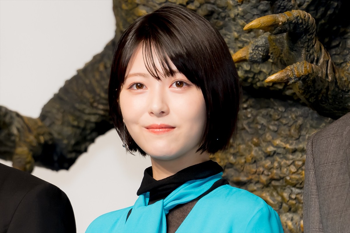 浜辺美波、華やか＆キュートな姿で魅了！　『ゴジラ-1.0』イベントでのコーデを振り返る