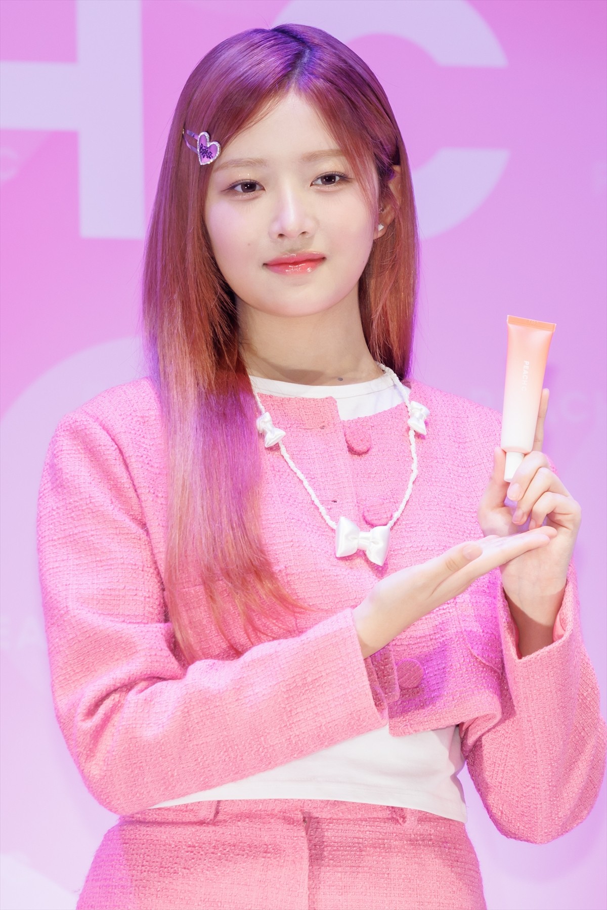IVE・REI、“桃コーデ”でイベント登壇　3ヵ月ぶりの来日に「すごくうれしい気持ち」