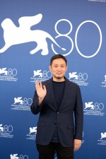 第80回ヴェネチア国際映画祭フォトコールに登場した濱口竜介監督