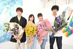 ドラマ『１８／４０～ふたりなら夢も恋も～』クランクアップを迎えた（左から）鈴鹿央士、福原遥、深田恭子、上杉柊平