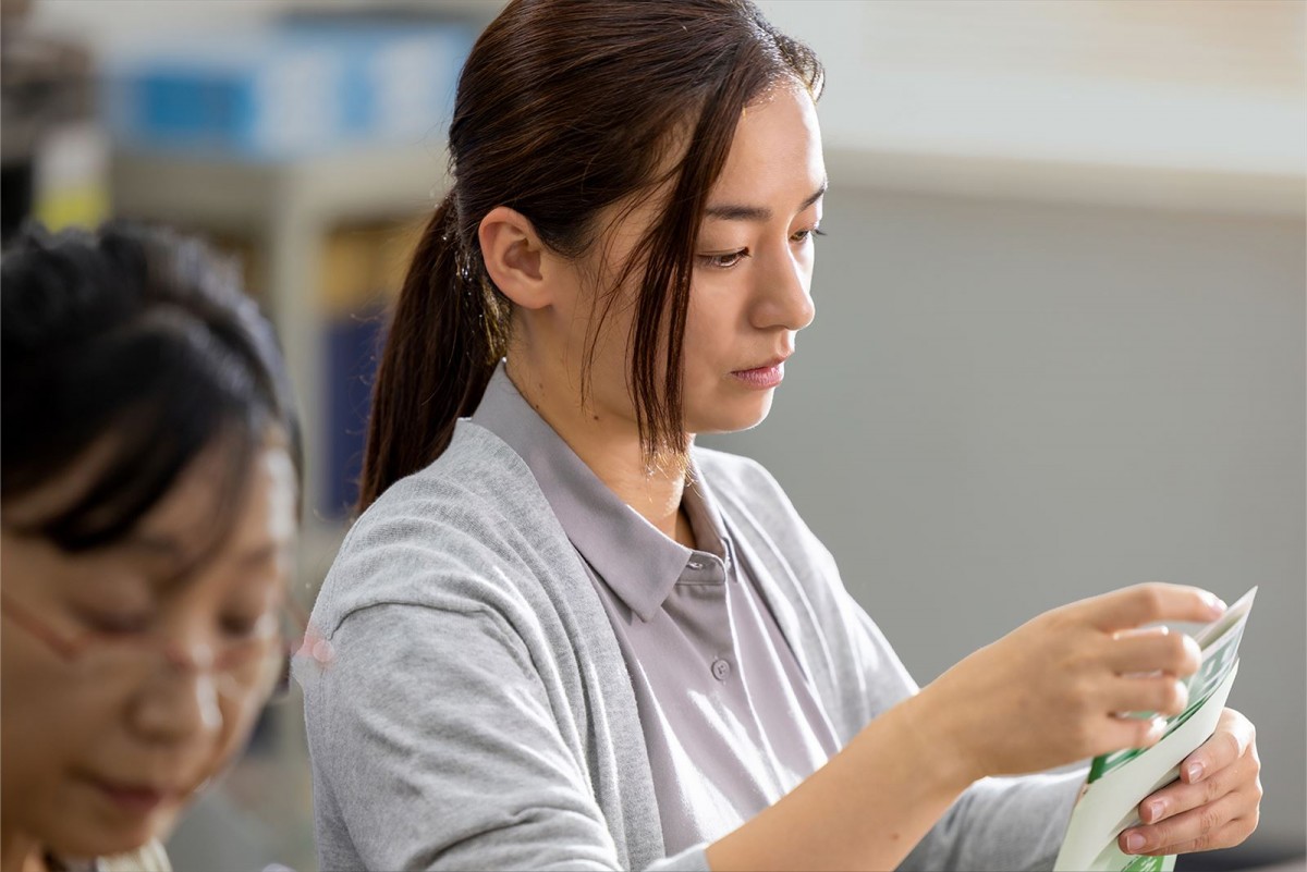 中島健人、堤真一、池田エライザら、映画『おまえの罪を自白しろ』キャスト陣の怪しさがにじみ出る場面写真一挙解禁