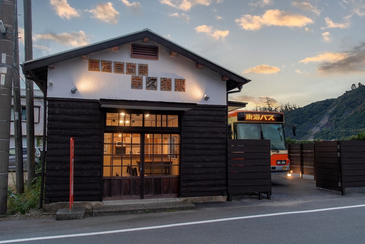 静岡に1日1組限定の“バスと過ごす宿泊施設”誕生へ！　中型車両と案内所を一体的にリノベーション