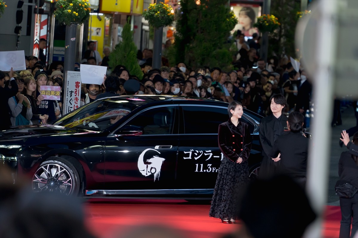 神木隆之介＆浜辺美波、歌舞伎町のレッドカーペットに降臨　“巨大ゴジラトラック”も登場