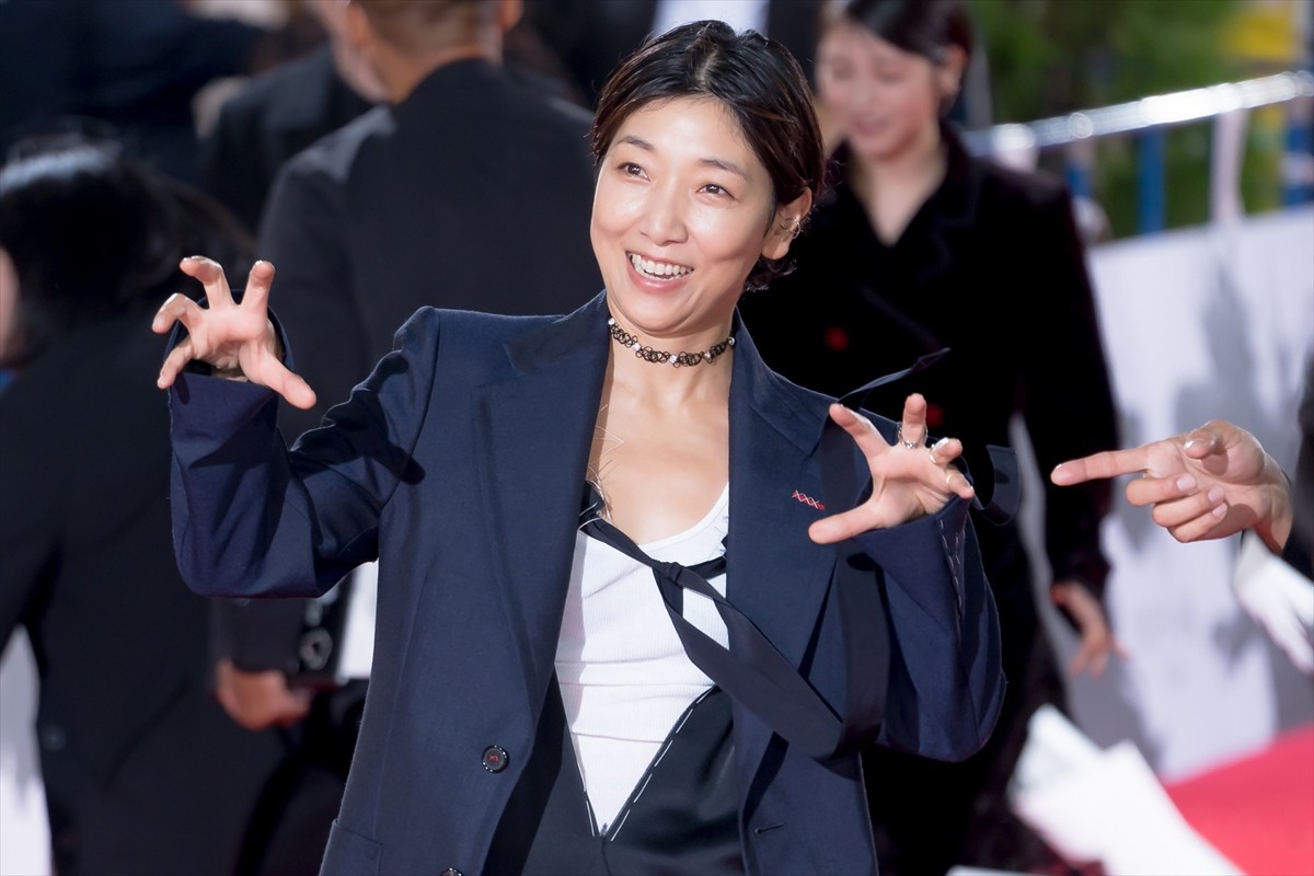 神木隆之介＆浜辺美波、歌舞伎町のレッドカーペットに降臨　“巨大ゴジラトラック”も登場