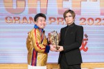 『CHEF-1グランプリ2023』で優勝した根本郁弥シェフ（左）