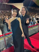 第28回釜山国際映画祭のレッドカーペットに登場した映画『キリエのうた』（左から）アイナ・ジ・エンド、岩井俊二監督