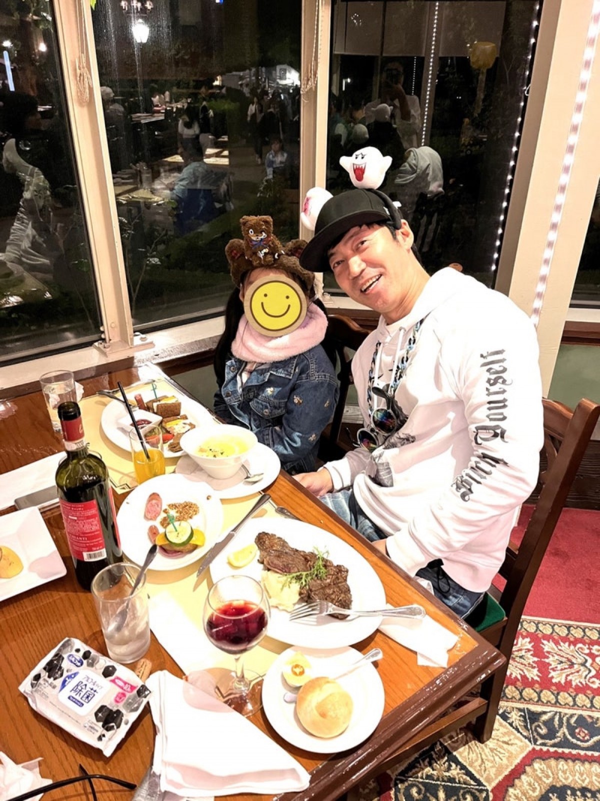 東貴博、USJで8歳長女との"ラブラブ親子ショット"披露「嬉しそうなおっさんの顔」