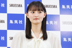 乃木坂46・遠藤さくら、1st写真集『可憐』発売記念会見に登場