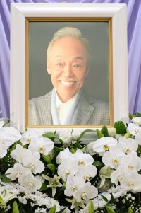 谷村新司さん、祭壇の遺影写真