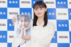 乃木坂46・遠藤さくら、1st写真集『可憐』発売記念会見に登場