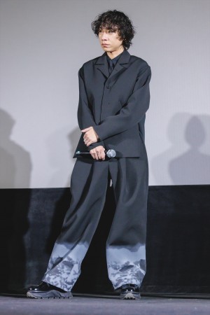 落合モトキ、映画『鯨の骨』初日舞台挨拶に登場