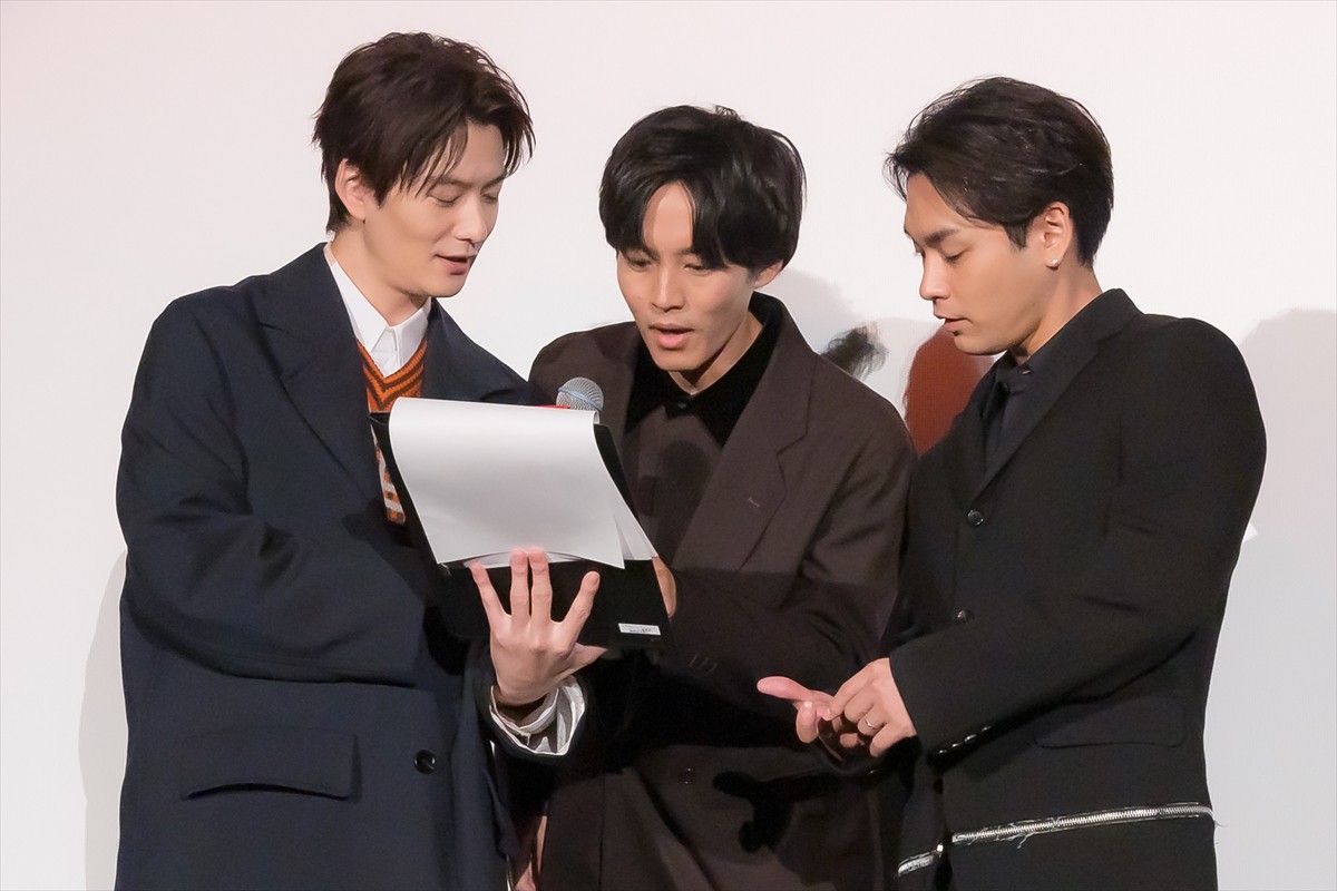 岡田将生、人生初の舞台あいさつMCに挑戦　松坂桃李の言葉に涙見せる