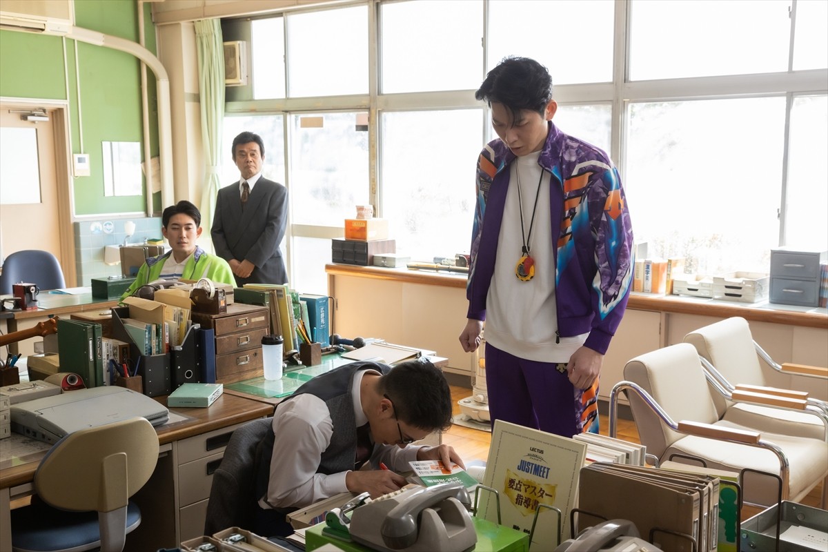 市原隼人、役と向き合う“生真面目さ”は食と向き合う甘利田そのもの！　『おいしい給食 season3』撮影潜入レポ