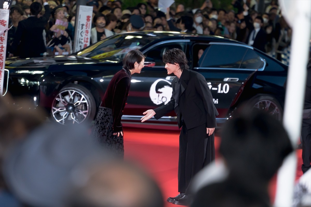 神木隆之介＆浜辺美波、歌舞伎町のレッドカーペットに降臨　“巨大ゴジラトラック”も登場