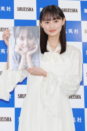 乃木坂46・遠藤さくら、1st写真集『可憐』発売記念会見に登場
