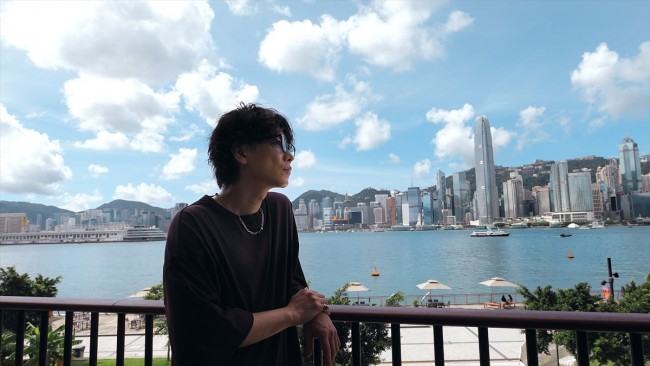 佐藤健、見事な食べっぷりを披露！　香港のグルメ＆アートを満喫する動画が公開