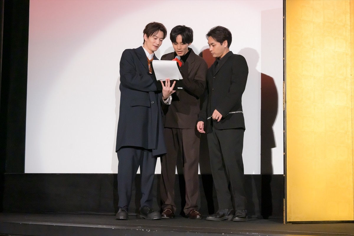 岡田将生、人生初の舞台あいさつMCに挑戦　松坂桃李の言葉に涙見せる