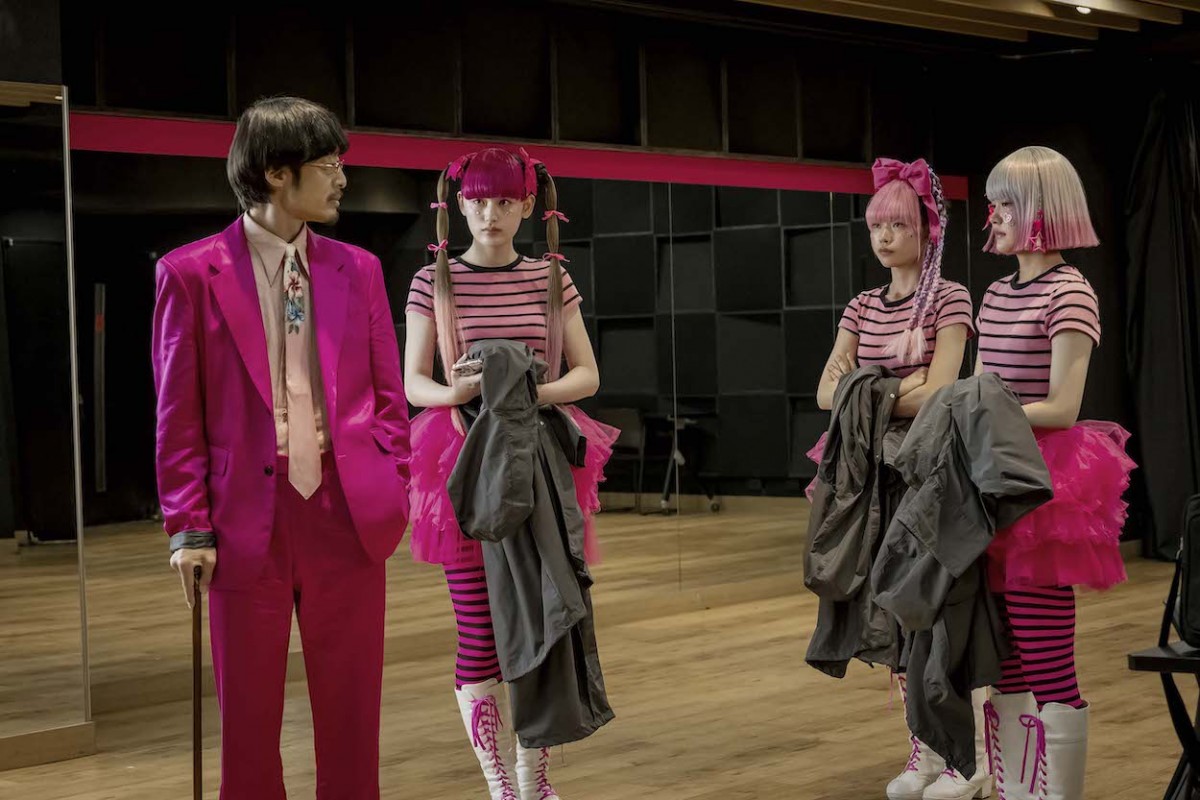 『パリピ孔明』“孔明”向井理、スーツ＆着ぐるみ姿披露　ネット称賛「スタイル良過ぎ」