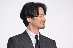 竹野内豊、映画『唄う六人の女』完成披露上映会 舞台挨拶に登場