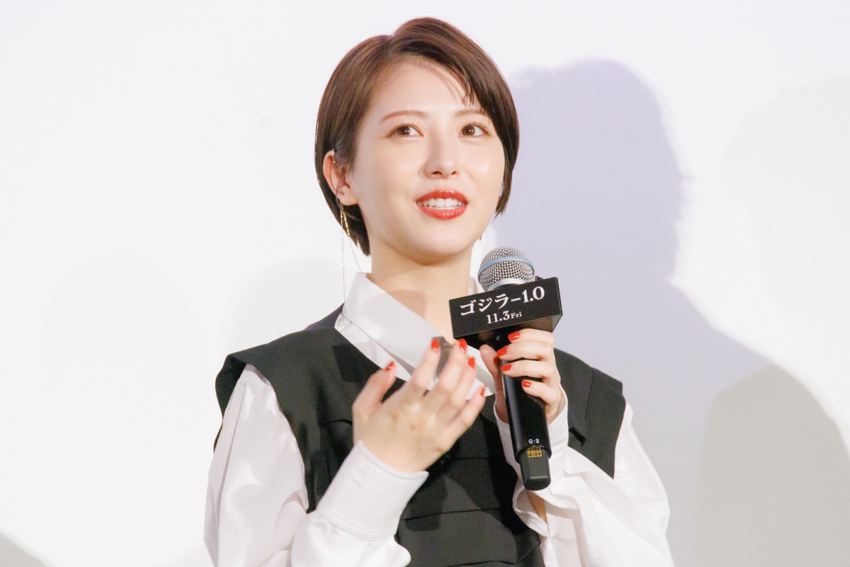 浜辺美波、華やか＆キュートな姿で魅了！　『ゴジラ-1.0』イベントでのコーデを振り返る