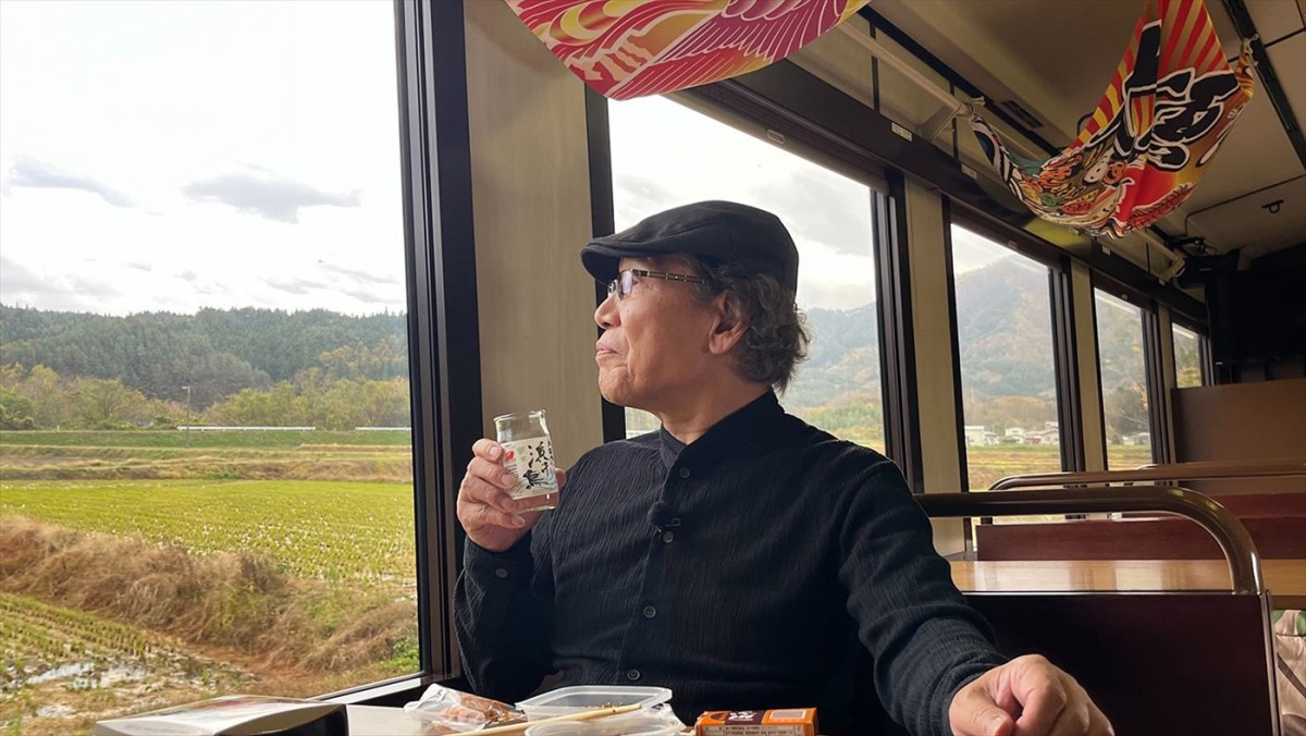 12月31日放送の『吉田類の年またぎ酒場放浪記~酒は愛!飲んで、食べて、冬の東北めぐり~』、冬の名物三陸鉄道(こたつ列車)で移動する吉田類