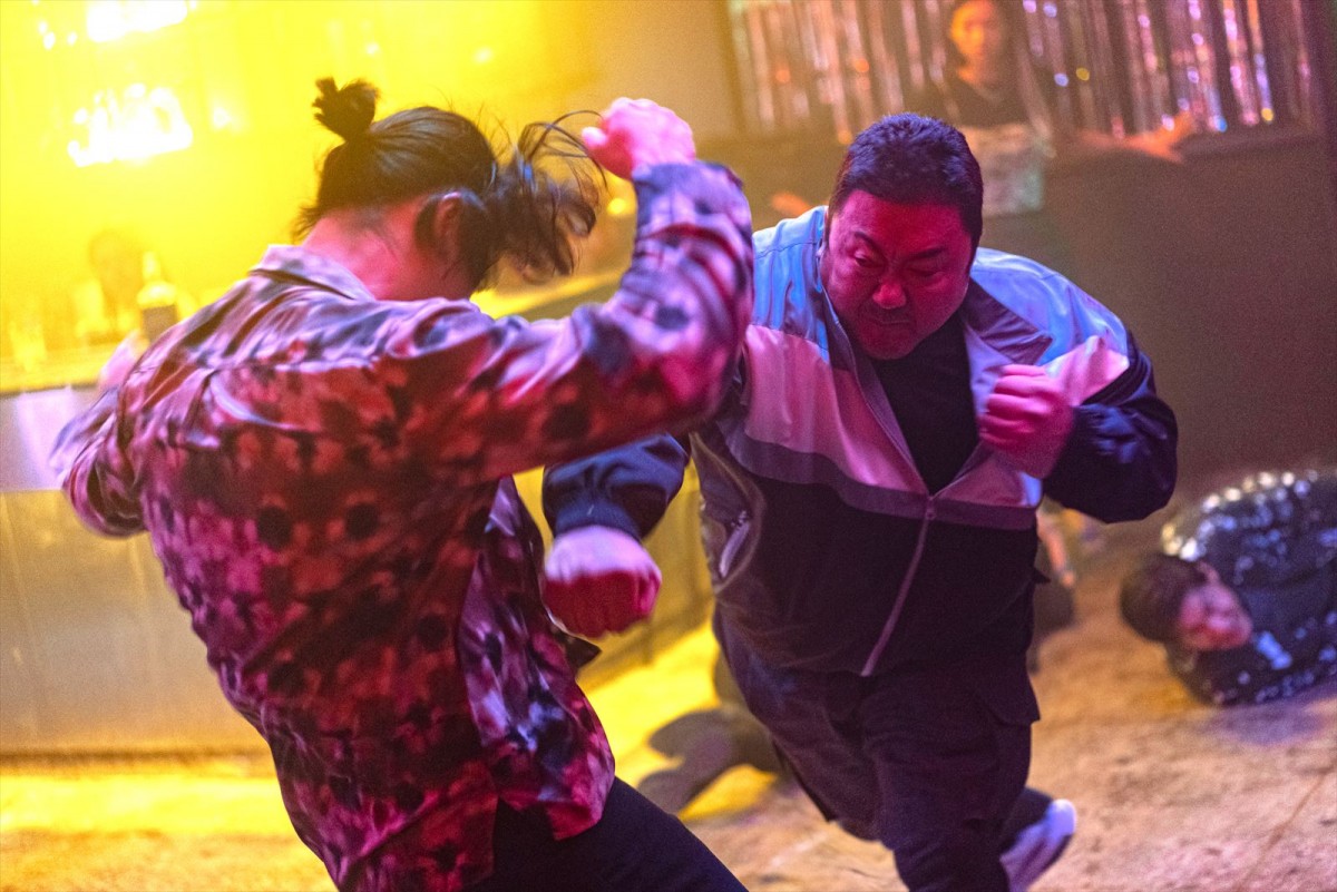 マ・ドンソク主演『犯罪都市』“やりすぎ”最強刑事の前に2人の極悪ヴィランが！　日本版ビジュアル＆場面写真公開