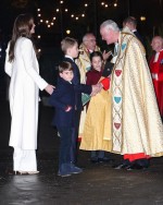 英王室の末っ子ルイ王子、母キャサリン妃主催のクリスマスコンサートにデビュー！