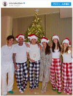 【写真】ブルックリン＆ニコラも参加！　ベッカム家、クリスマスに家族でポーズ！