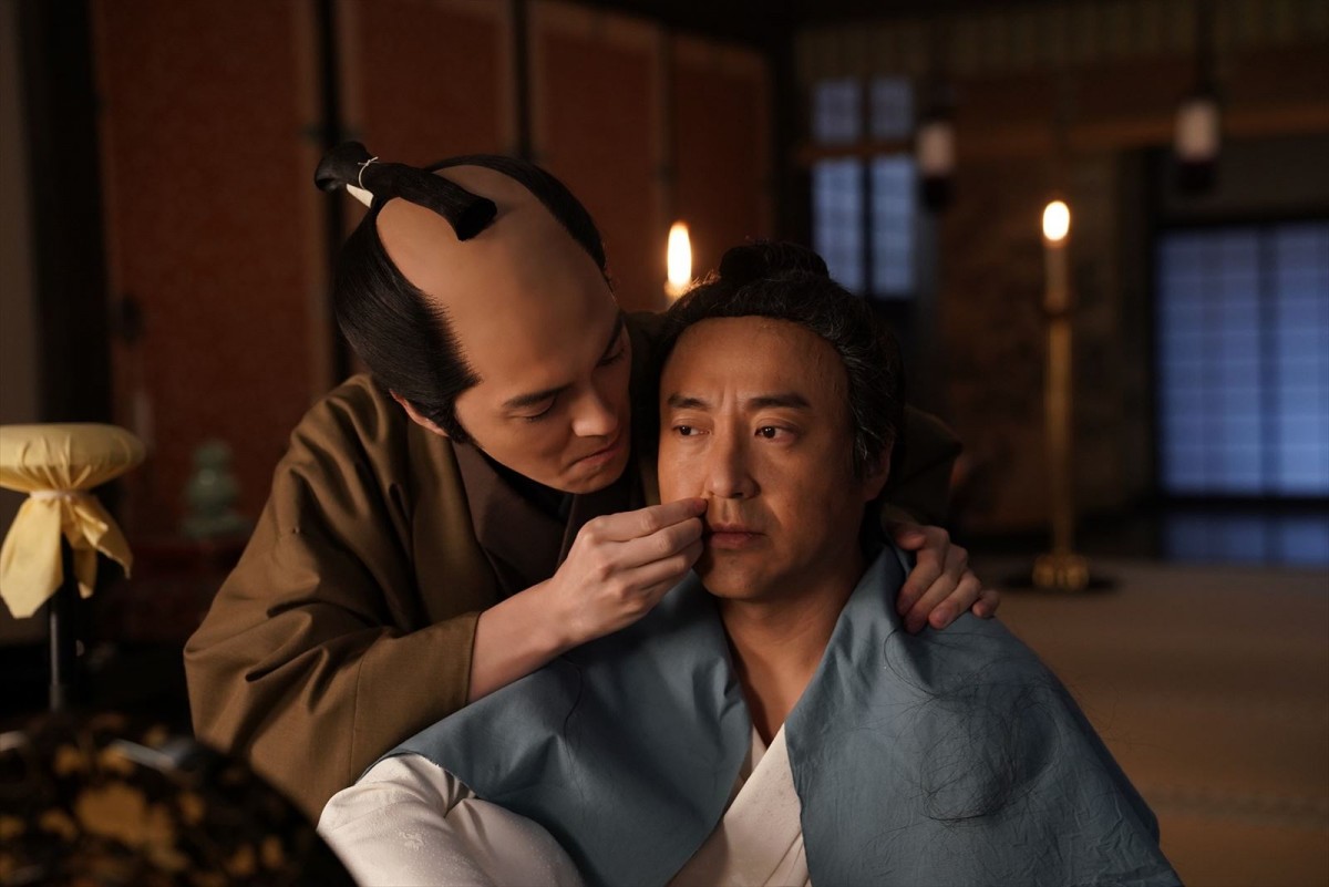 “吉良”ムロツヨシの百面相に眉の繋がった“将軍様”北村一輝も！　『身代わり忠臣蔵』場面写真が一挙公開