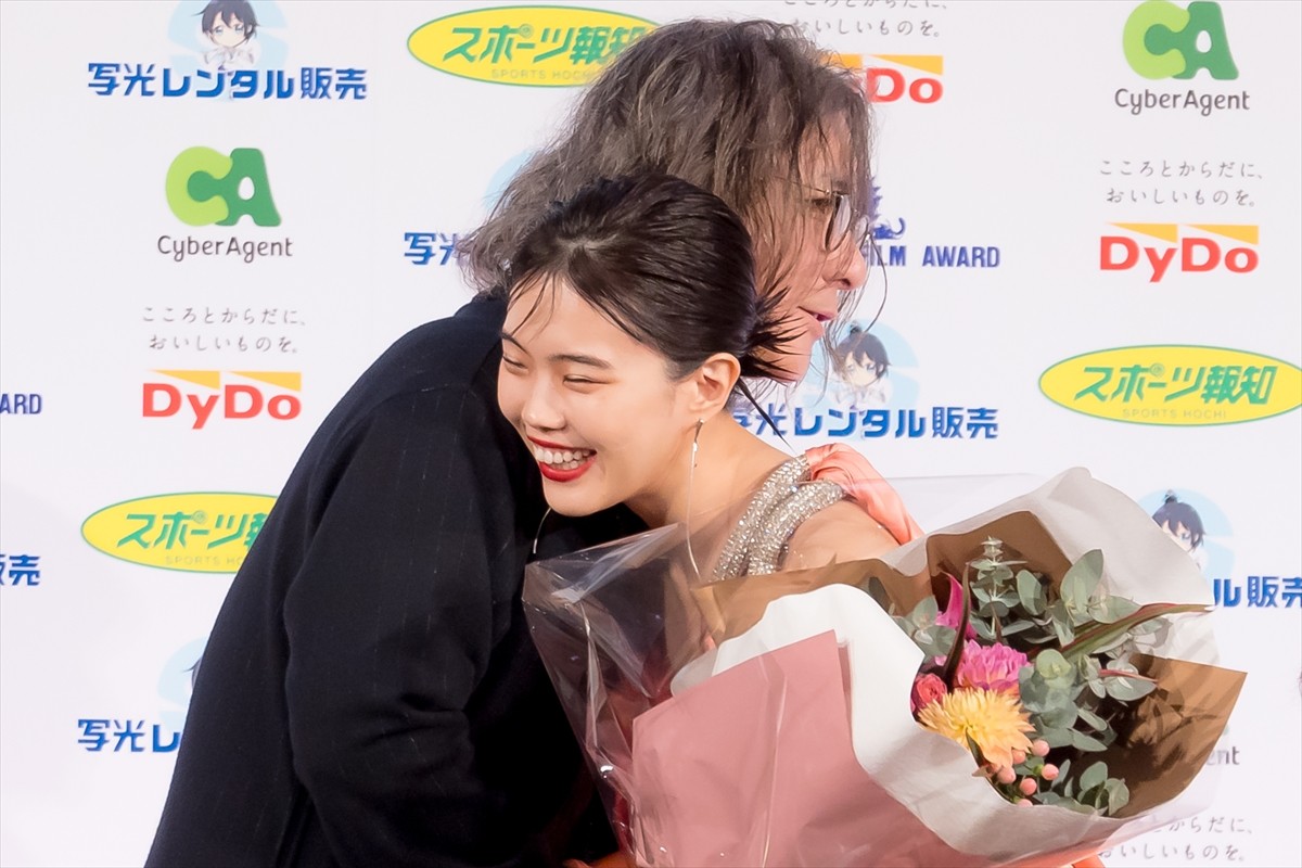 綾瀬はるか、報知映画賞主演女優賞を受賞「この賞を胸に励んでいきたい」