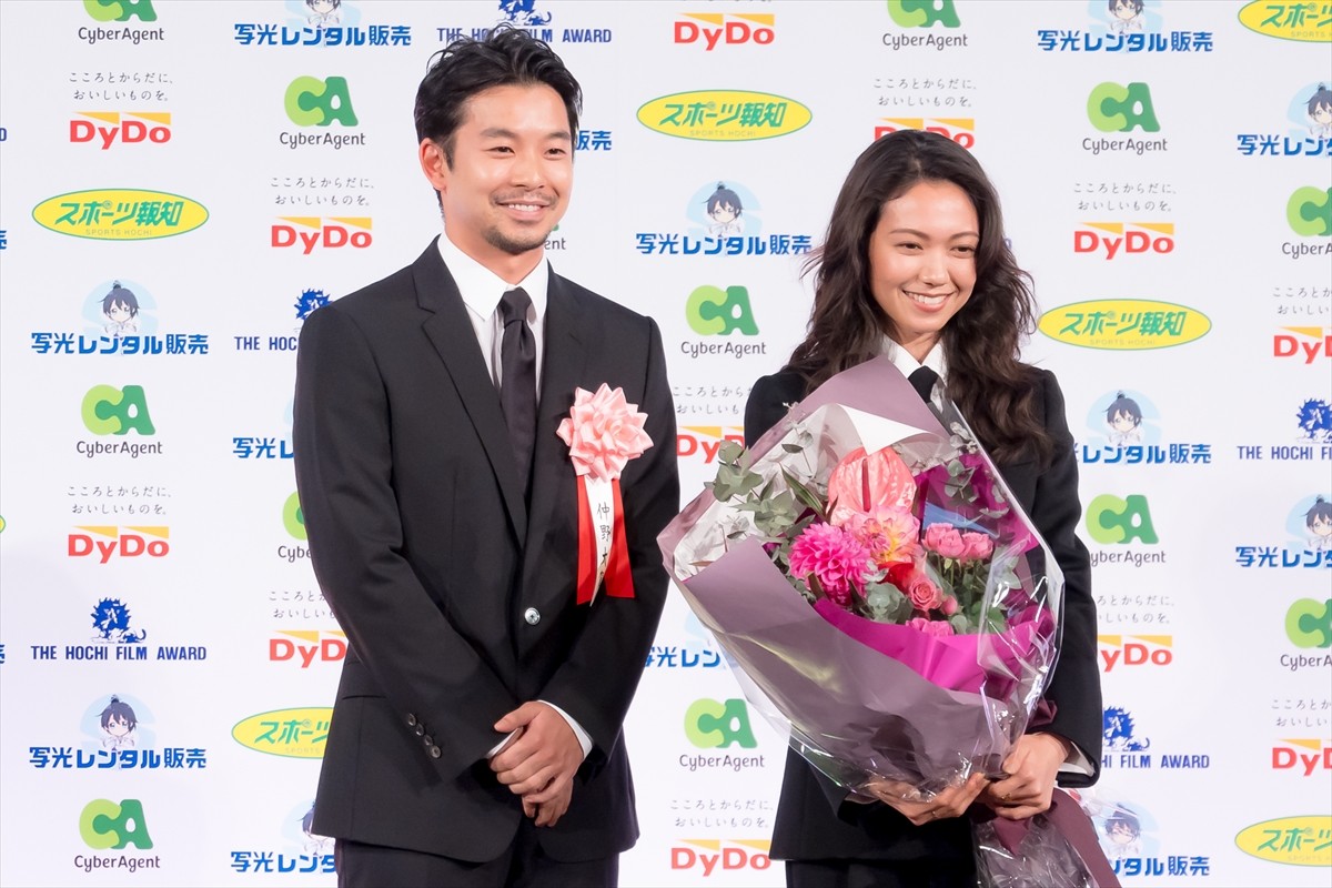 横浜流星、報知映画賞主演男優賞受賞　佐藤浩市が祝福に駆けつける
