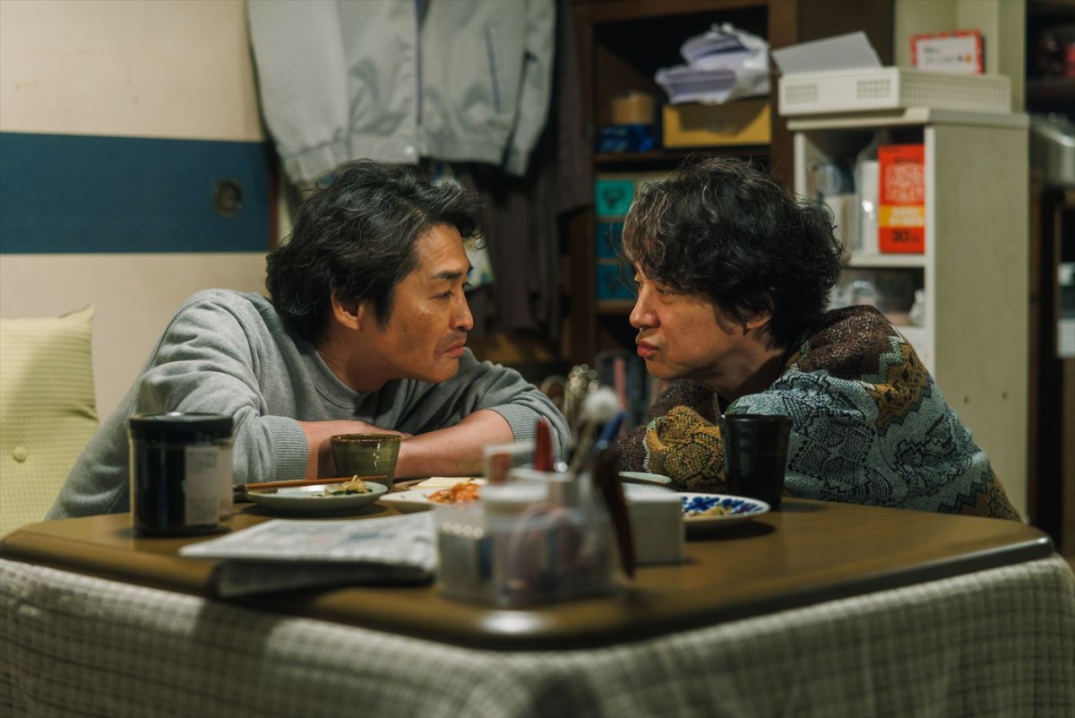 安田顕、『コタツがない家』“悠作”吉岡秀隆の親友役で登場！　『俺の話は長い』で夫婦役を演じた小池栄子もコメント
