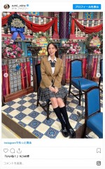 制服衣装のオフショットがかわいすぎる　※「鷲見玲奈」インスタグラム