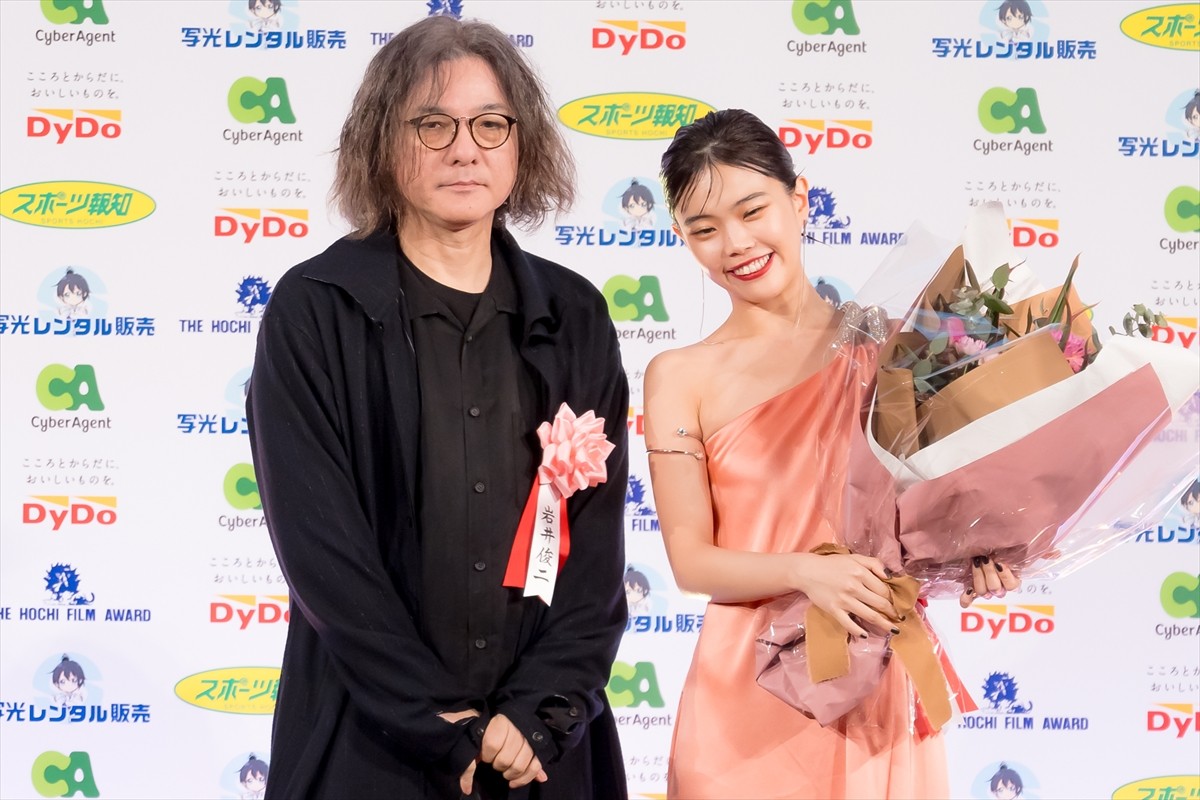 綾瀬はるか、報知映画賞主演女優賞を受賞「この賞を胸に励んでいきたい」