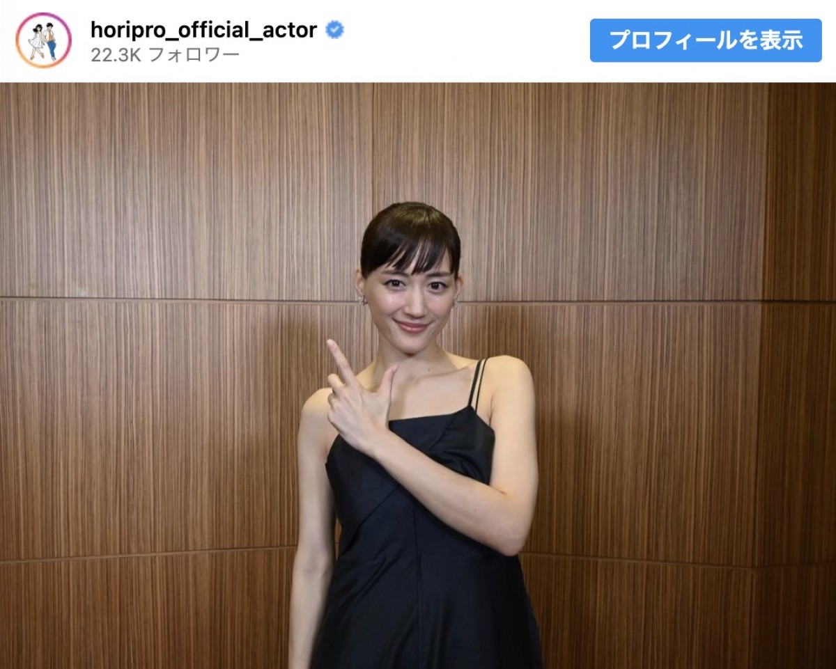 綾瀬はるか、ブラックドレス姿のオフショット　報知映画賞受賞を報告