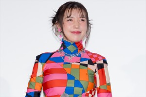 仲里依紗、映画『屋根裏のラジャー』初日舞台挨拶に登場