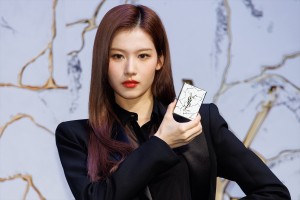 TWICE・SANA、イヴ・サンローラン・ボーテ ジャパン アンバサダー就任会見に登場