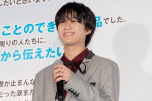 嶋崎斗亜、映画『あの花が咲く丘で、君とまた出会えたら。』初日舞台挨拶に登場