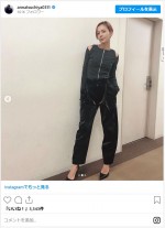 土屋アンナ、美背中あらわな衣装ショットを公開 ※「土屋アンナ」インスタグラム