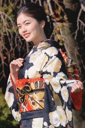 小芝風花、「オスカープロモーション 2024年新春 晴れ着撮影会」に登場