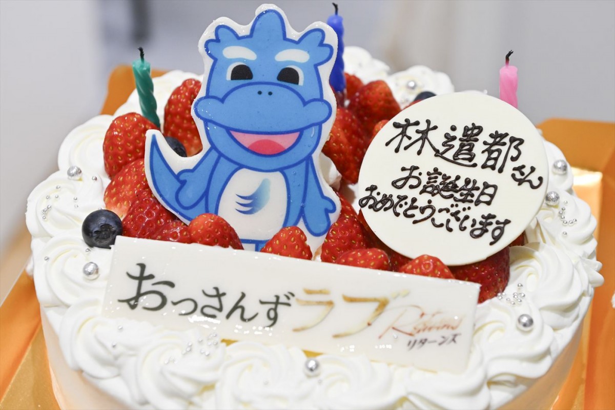林遣都が33歳に！　『おっさんずラブ‐リターンズ‐』“はるたん”田中圭と“武蔵”吉田鋼太郎がサプライズで祝福
